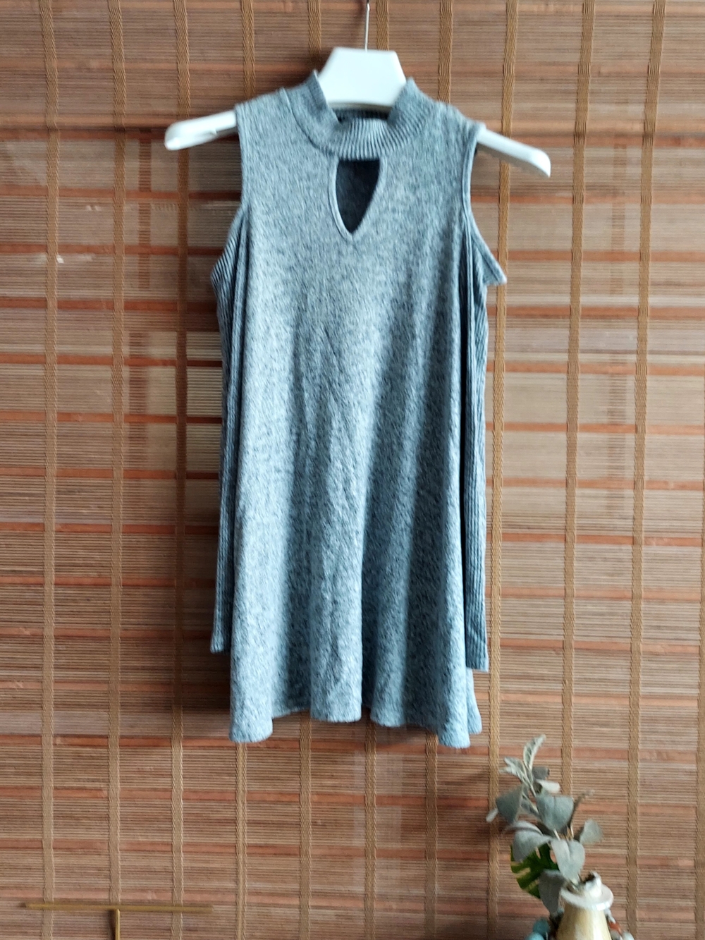 by & by Heather Gray Sleeveless Keyhole Tank